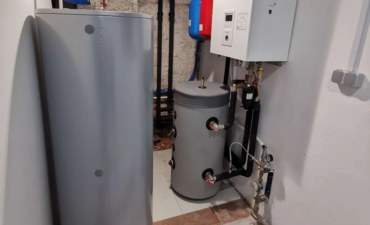 Zdjęcie Bufor do pompy ciepła z wężownicą czy bez: co wybrać dla oszczędności?