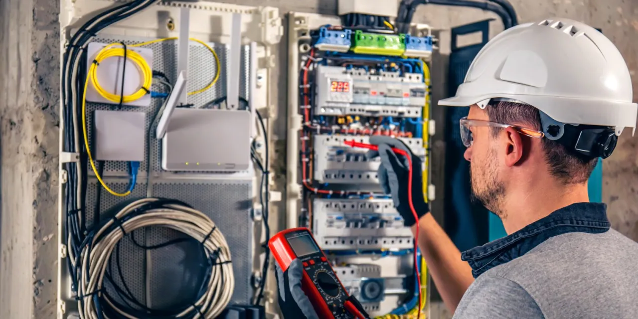 Zdjęcie Jak rozpoznać spalony bezpiecznik w domu i uniknąć problemów elektrycznych