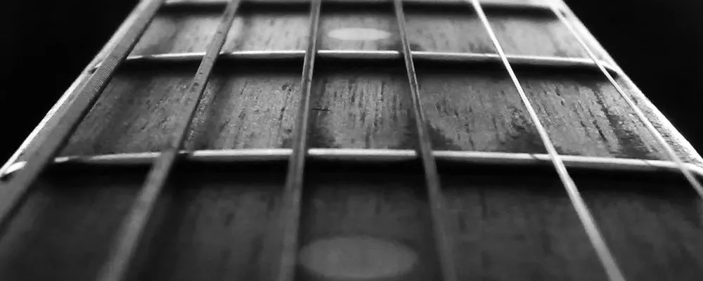 Zdjęcie Jaka akcja strun w gitarze elektrycznej? Unikaj problemów z graniem