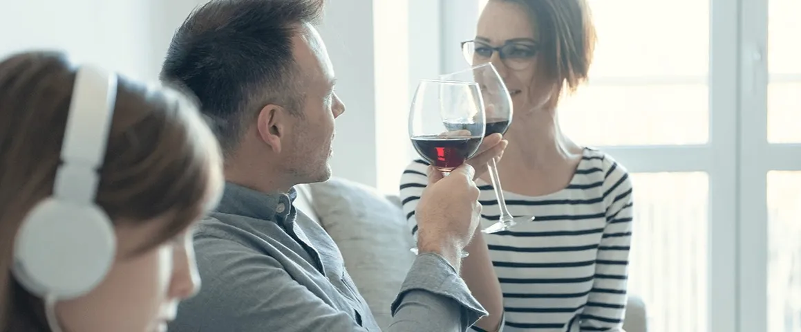 Zdjęcie Czy picie alkoholu przez nieletnich jest karalne? Poznaj konsekwencje