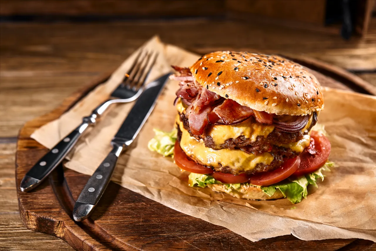Zdjęcie Jakie mięso na burgery wołowe? Odkryj najlepsze kawałki!