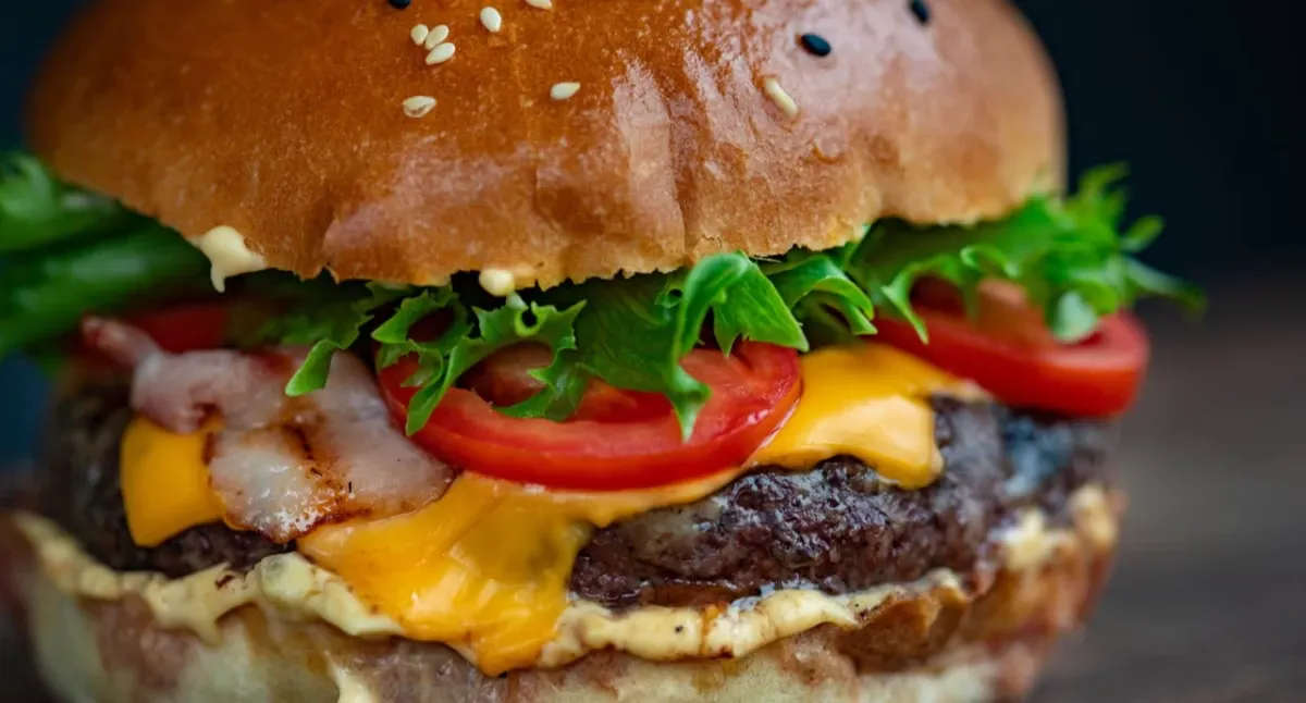 Zdjęcie Skąd pochodzą hamburgery? Niezwykła historia ich powstania
