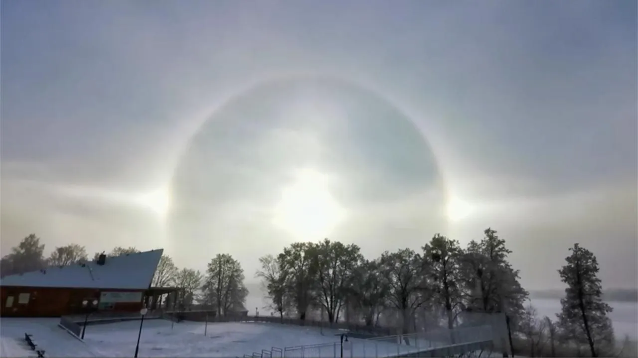 Zdjęcie Jak powstaje zjawisko halo? Zaskakujące fakty o refrakcji światła