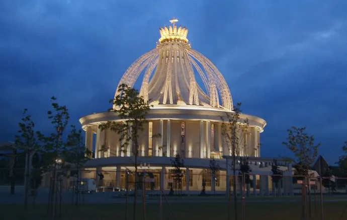 Zdjęcie Sanktuarium Rydzyka w Toruniu: historia, architektura i działalność religijna