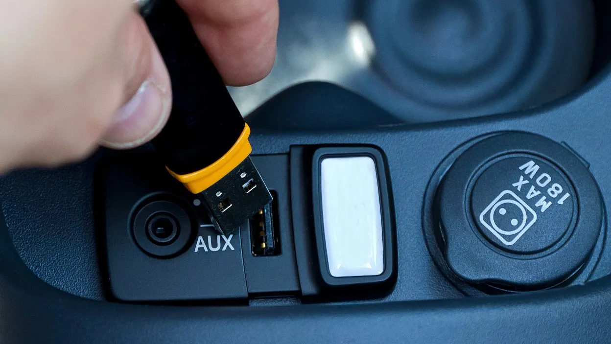 Zdjęcie Jak podłączyć pendrive do radia samochodowego bez USB i cieszyć się muzyką