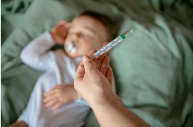 Zdjęcie Niebezpieczne objawy przegrzania niemowlaka. Ratuj dziecko przed udarem!
