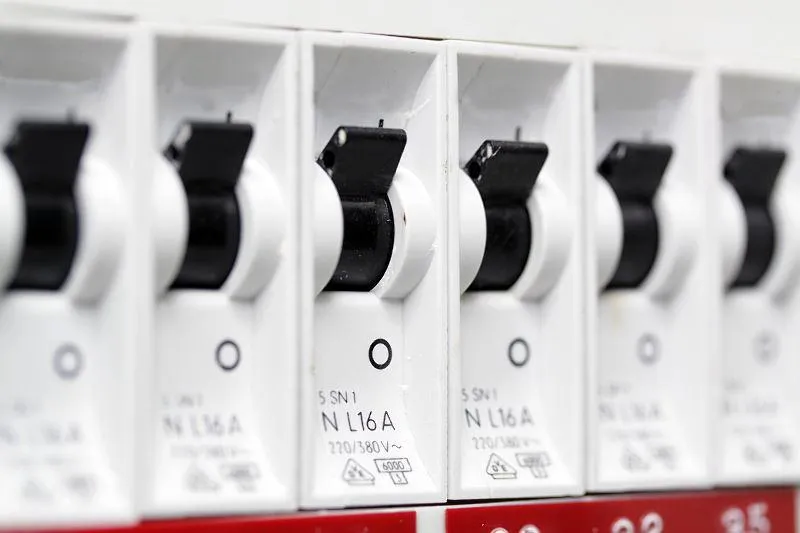 Zdjęcie Jakie bezpieczniki na gniazdka zapewnią Ci bezpieczeństwo instalacji?