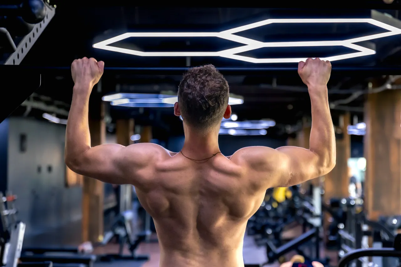 Zdjęcie Kaptury: Skuteczne ćwiczenia i techniki na silne plecy