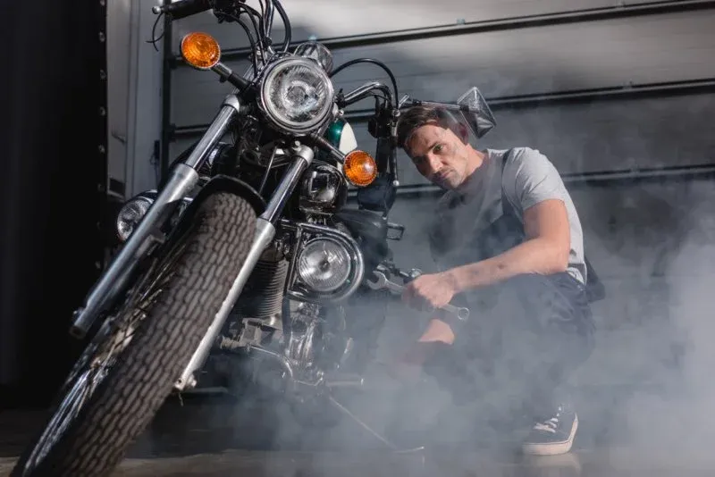 Zdjęcie Ile zarabia mechanik motocyklowy? Zaskakujące różnice w pensjach!