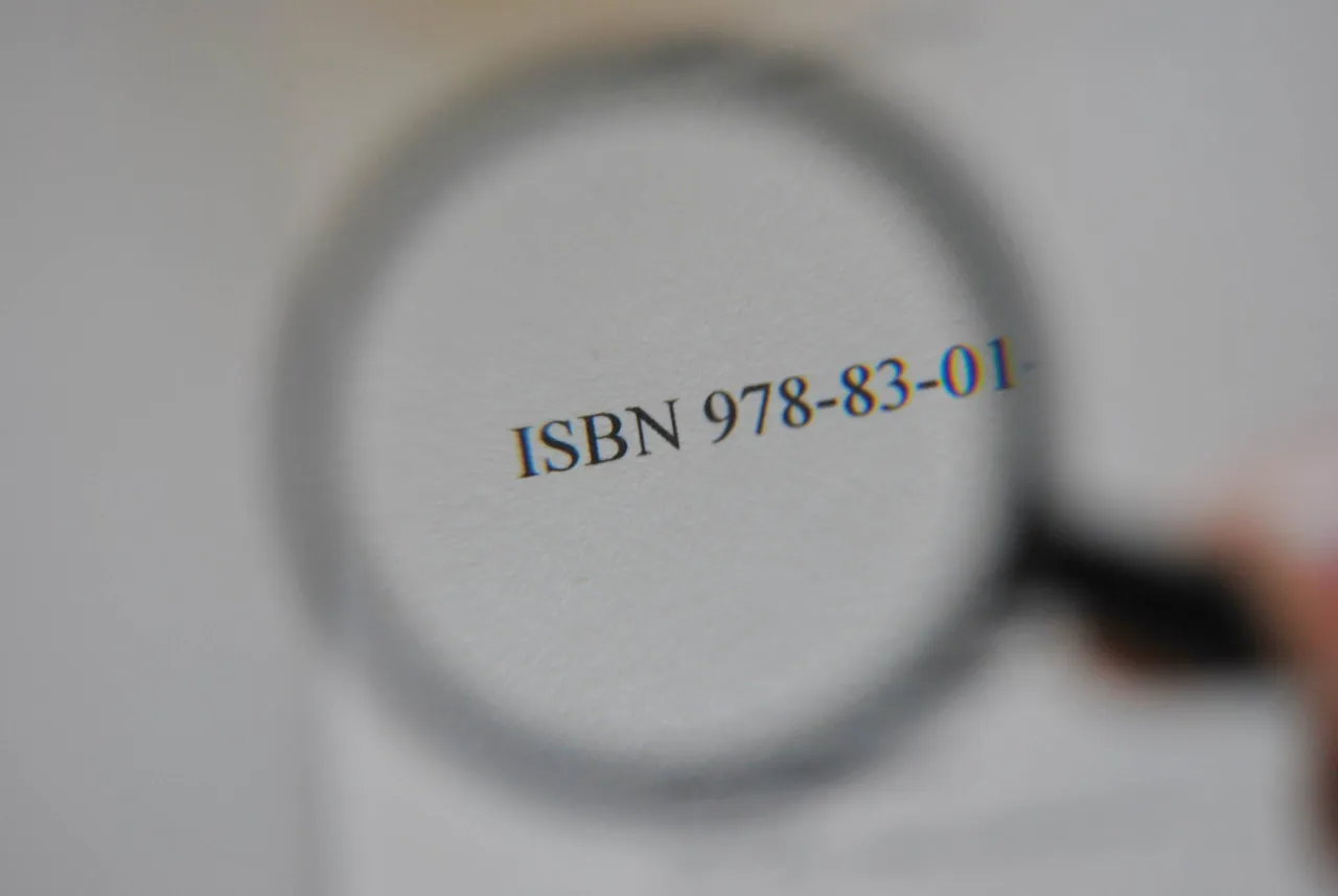 Zdjęcie Jak bez trudu znaleźć ISBN każdej książki w kilku prostych krokach
