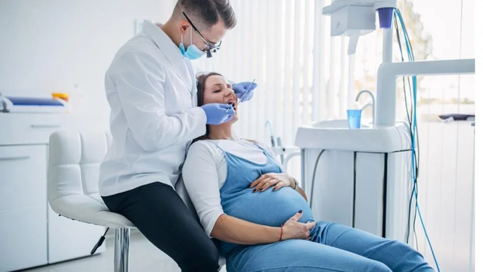 Zdjęcie Bezpieczne sposoby na ból dziąseł w ciąży – jak złagodzić dyskomfort bez ryzyka