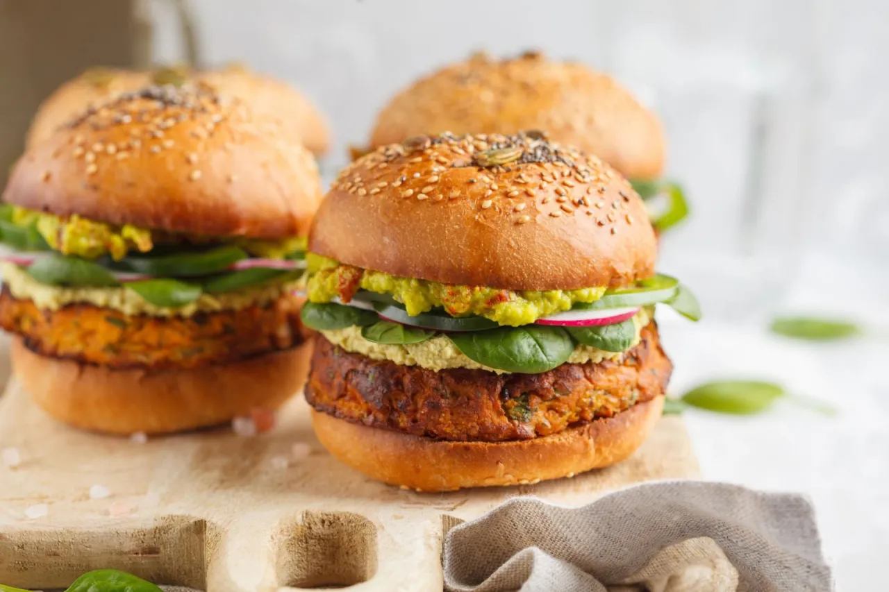 Zdjęcie Ile kalorii ma wege burger? Zaskakujące różnice w kaloryczności!
