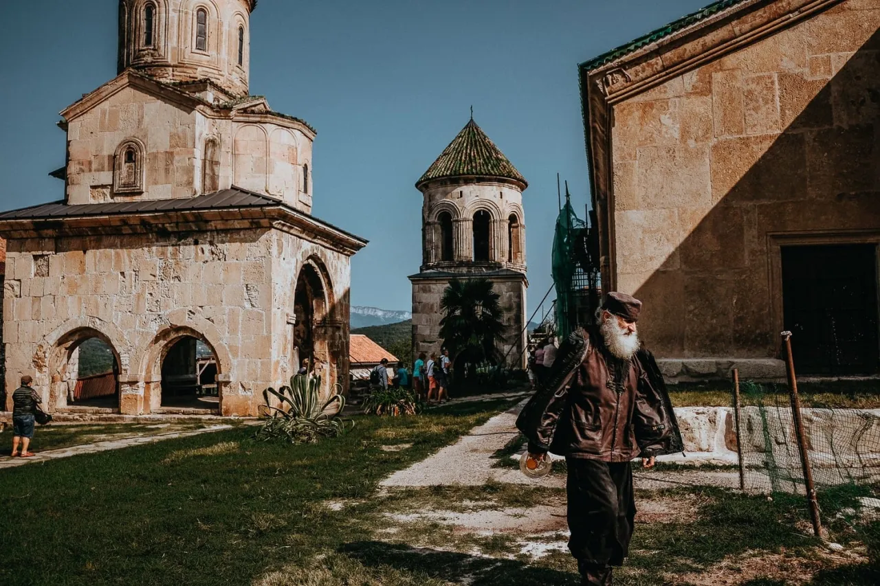 Zdjęcie Gruzja kiedy jechać: najlepszy czas na niezapomnianą podróż
