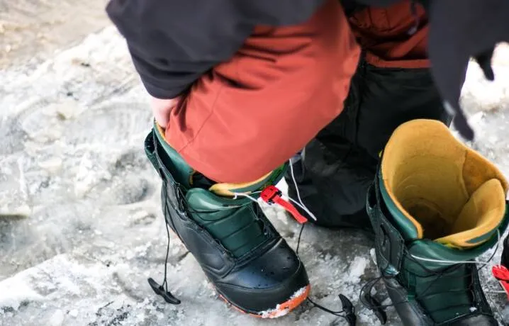 Zdjęcie Ile kosztuje snowboard z butami? Sprawdź ceny i najlepsze oferty