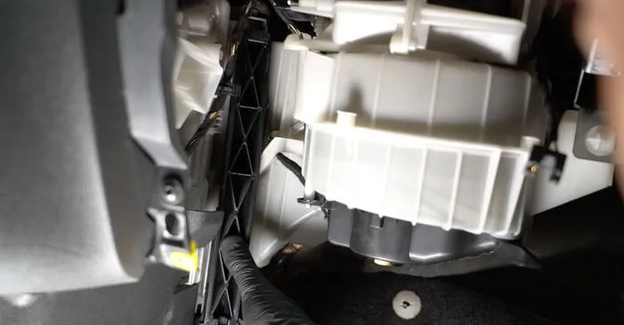 Zdjęcie Wymień filtr kabinowy w Corsie D w prostych krokach. Zrób to sam!