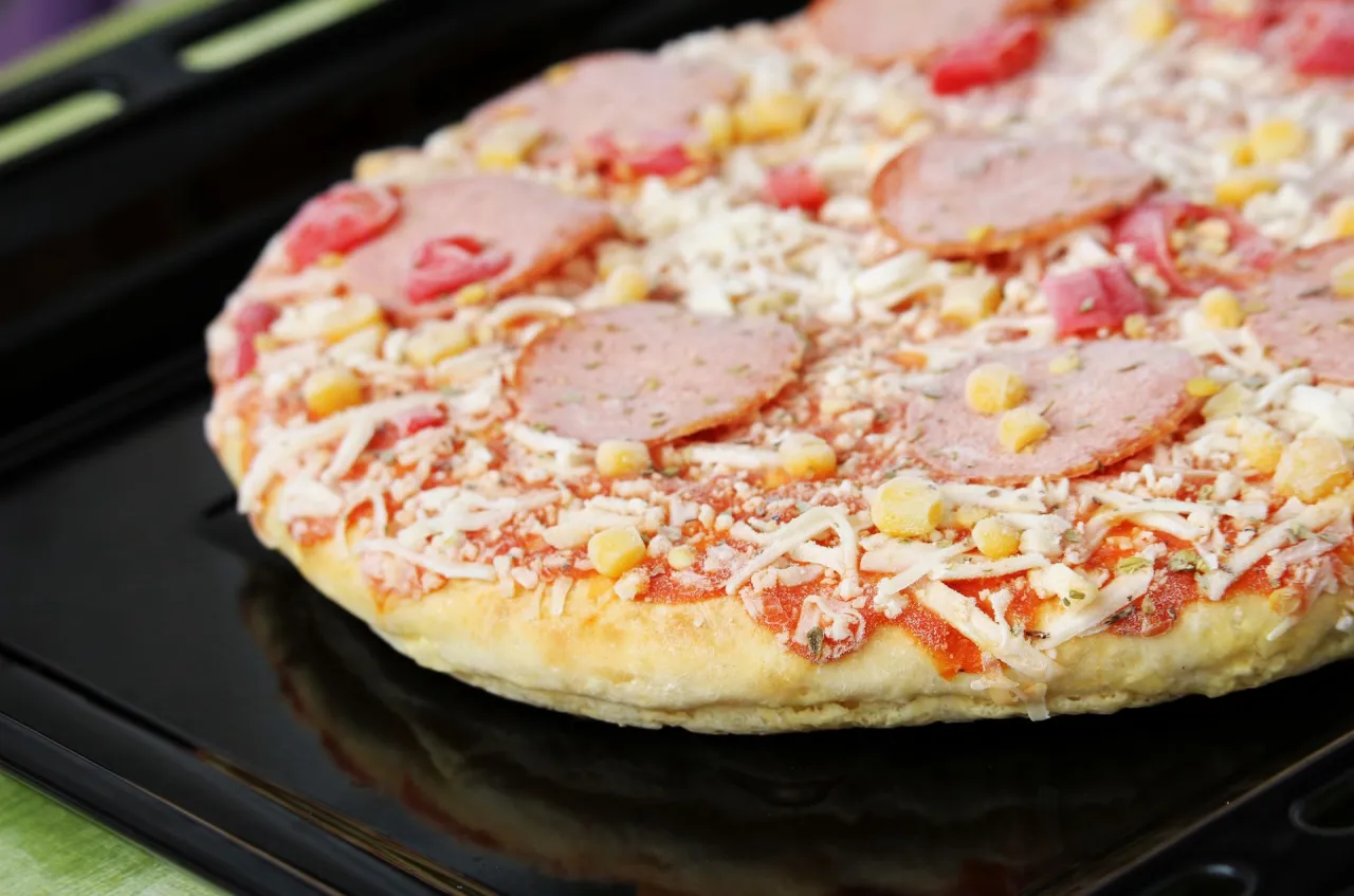 Zdjęcie Jak piec mrożoną pizzę, aby była idealnie chrupiąca i smaczna