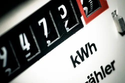 Zdjęcie Ile prądu pobiera komputer 500W: realne koszty i zużycie dzienne