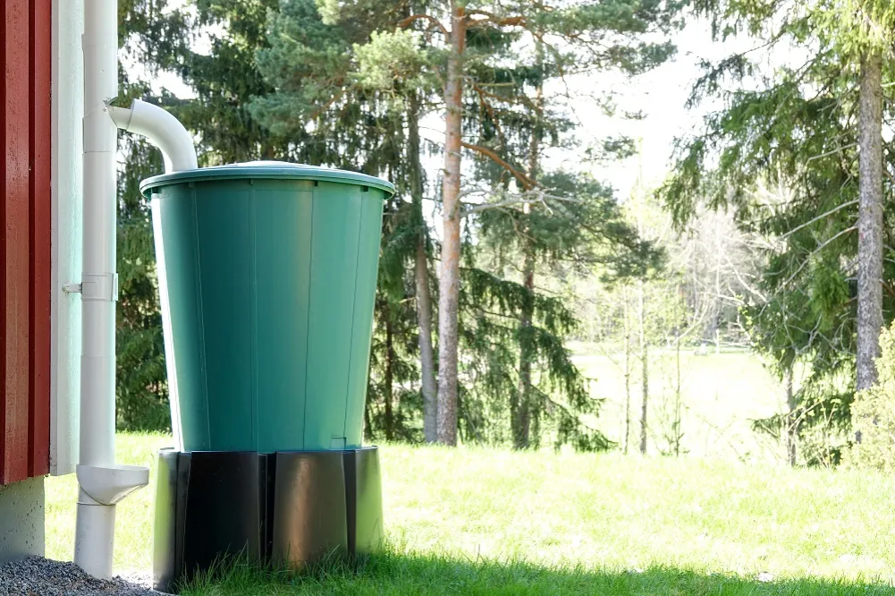 Zdjęcie Zbiornik na deszczówkę plastikowy czy betonowy – co wybrać, aby zaoszczędzić?
