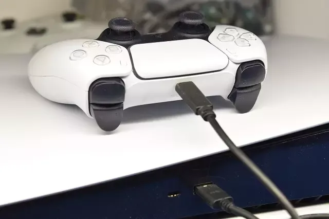 Zdjęcie Jak grać na dwa pady PS5 i uniknąć problemów z połączeniem