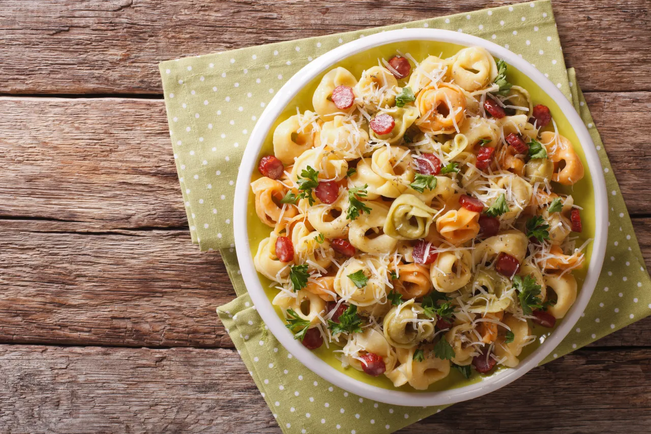 Zdjęcie Jak zrobić sałatkę z tortellini, która zaskoczy Twoich gości
