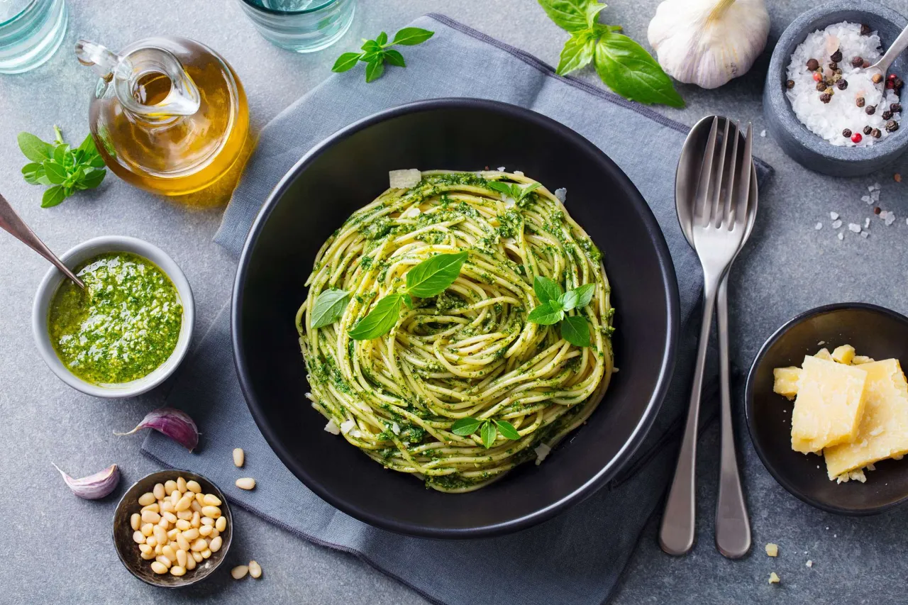 Zdjęcie Jak zrobić makaron z pesto - prosty przepis, który zachwyci smakami