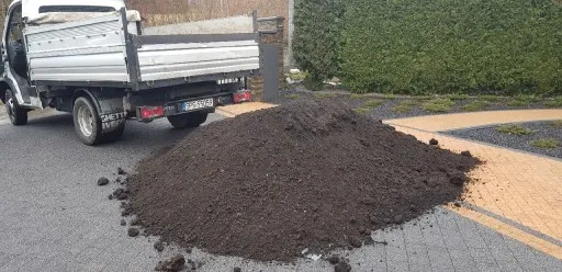 Zdjęcie Ile kosztuje ziemia ogrodowa i transport w Polsce: aktualne ceny za tonę