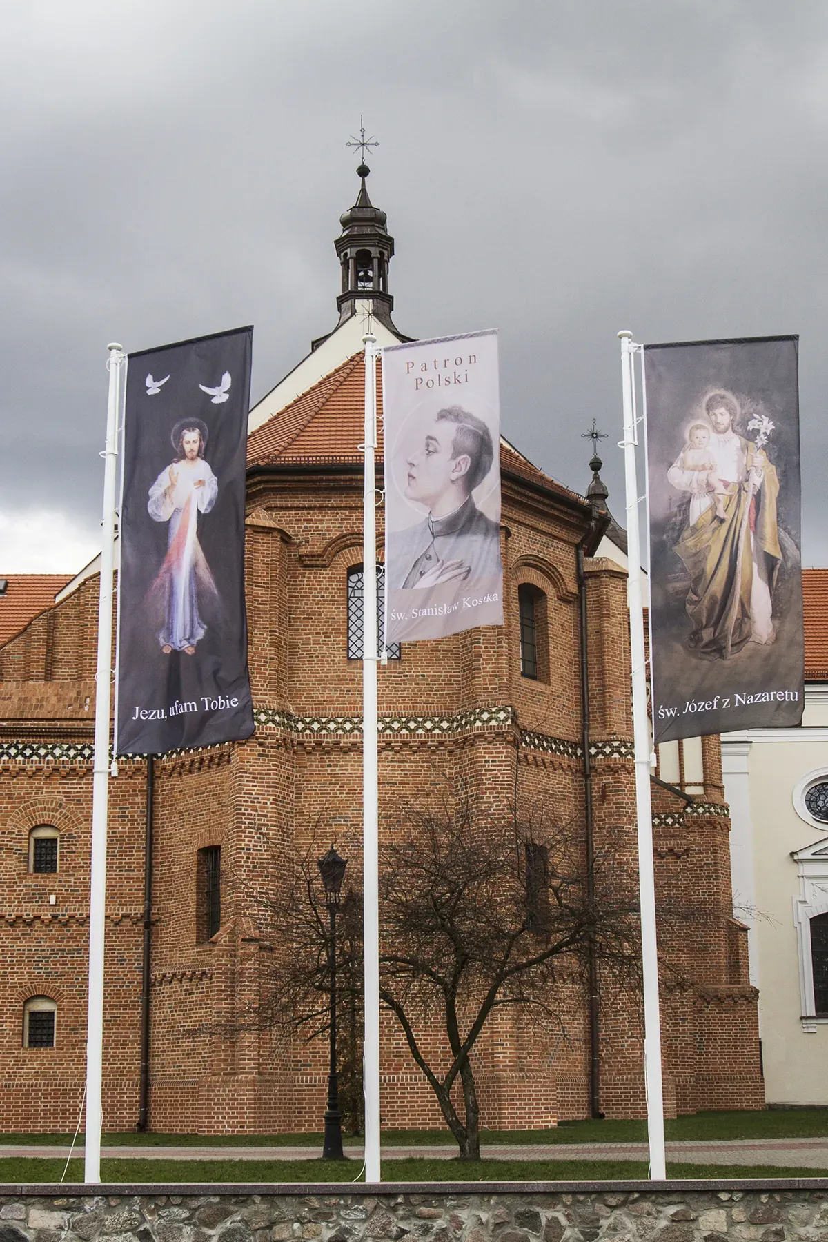 Zdjęcie Jak wygląda flaga maryjna? Odkryj jej symbolikę i znaczenie