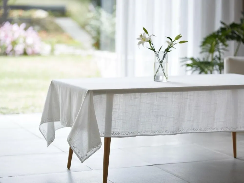 Zdjęcie Jaki obrus do salonu? Wybierz idealny rozmiar, materiał i styl