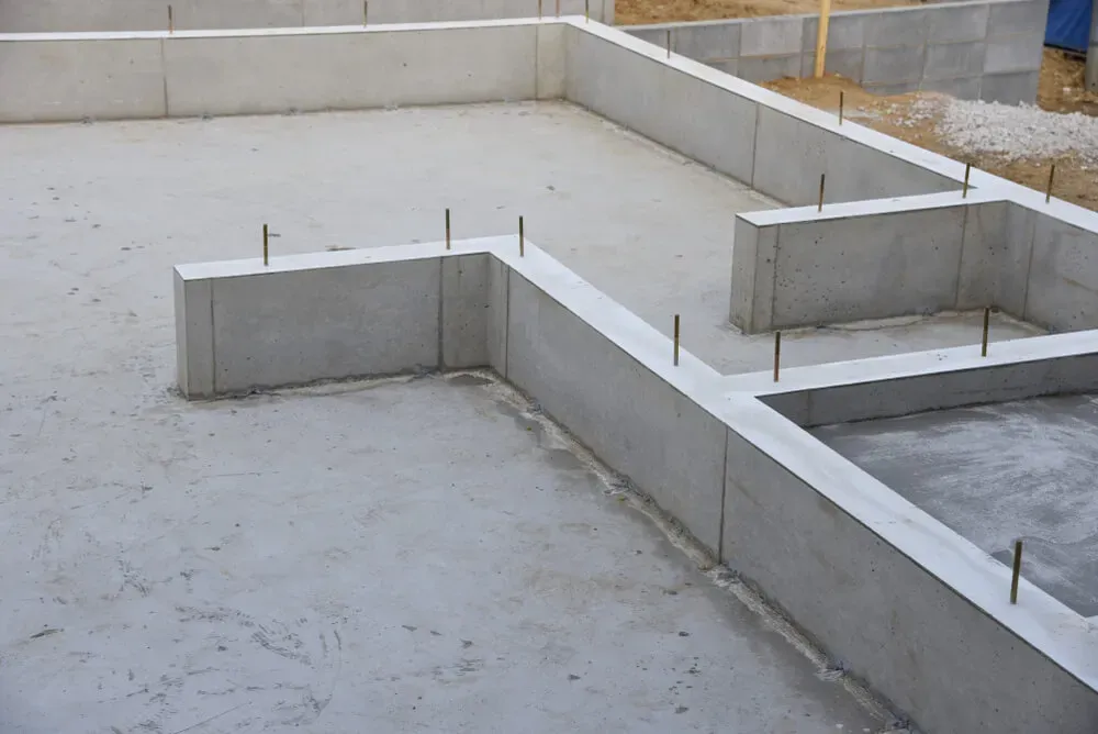 Zdjęcie Jaki fundament pod ogrodzenie? Kluczowe wymiary i porady budowlane