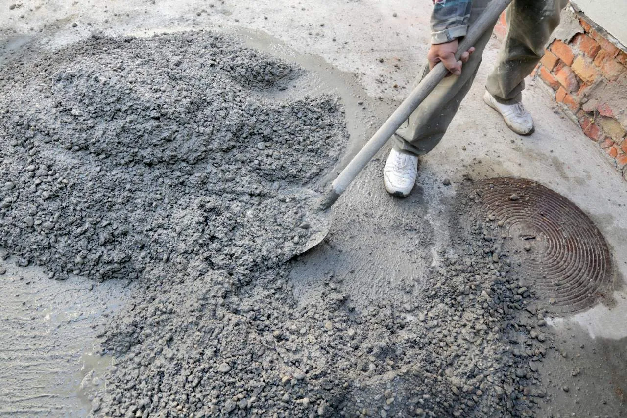 Zdjęcie Czy sam cement z wodą zwiąże? Kluczowe informacje o procesie wiązania