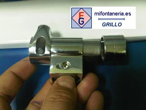 Zdjęcie Cómo ajustar tapa wc caída amortiguada Roca y evitar problemas comunes