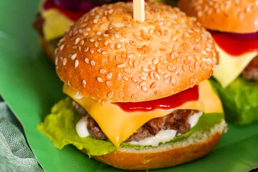 Zdjęcie Jak smażyć hamburgery, aby były soczyste i pełne smaku?