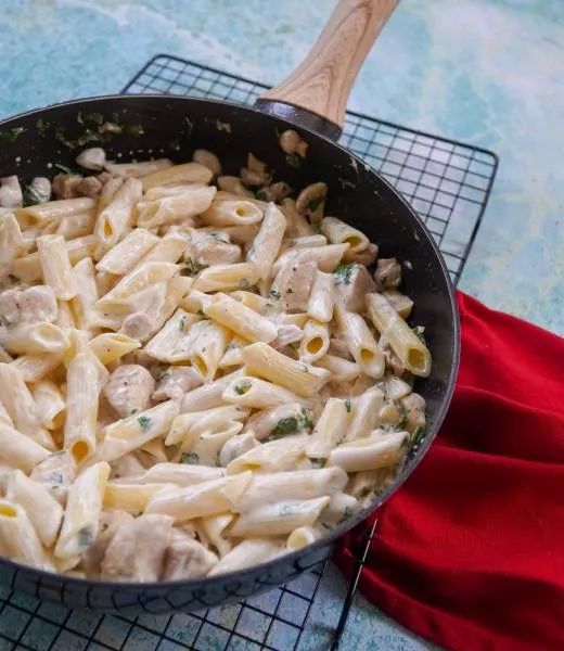 Zdjęcie Prosty przepis na penne z kurczakiem w sosie śmietanowym – smaczny obiad w 30 minut