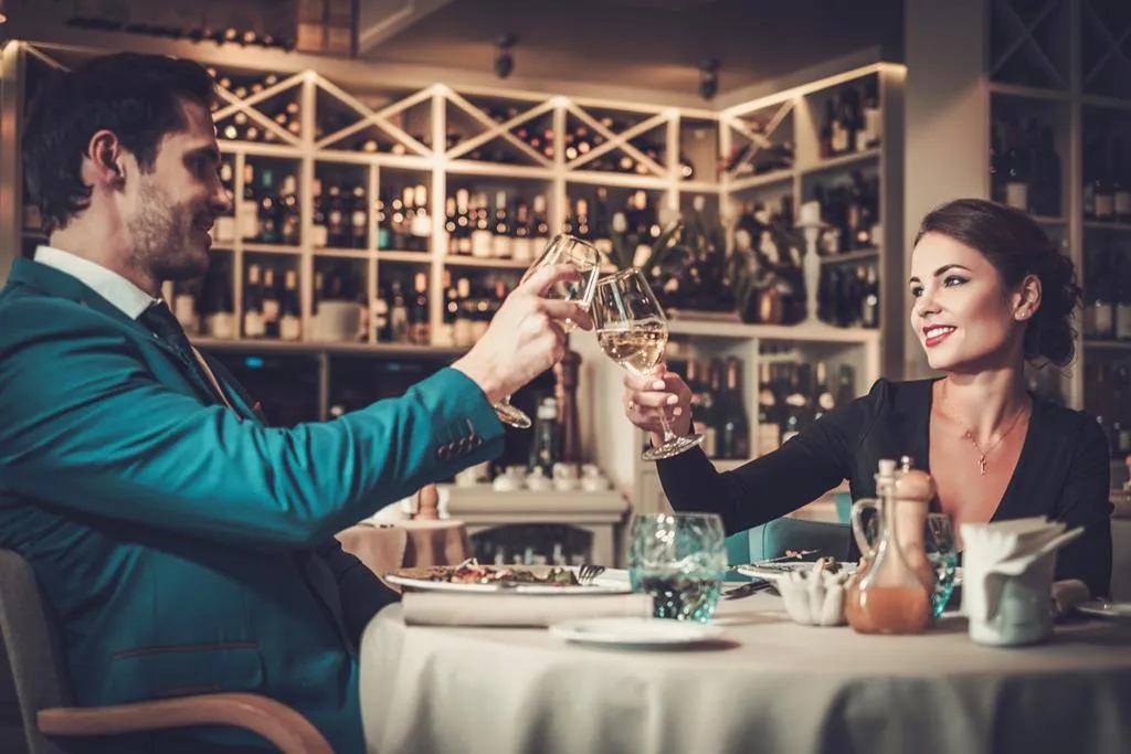 Zdjęcie Jak się ubrać na elegancką kolację? Kluczowe zasady i stylizacje dla Ciebie