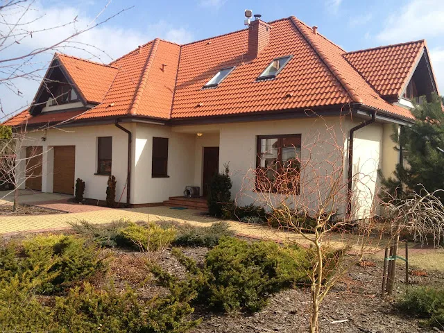 Zdjęcie Jaki kolor elewacji do ceglastej dachówki, aby uniknąć błędów?