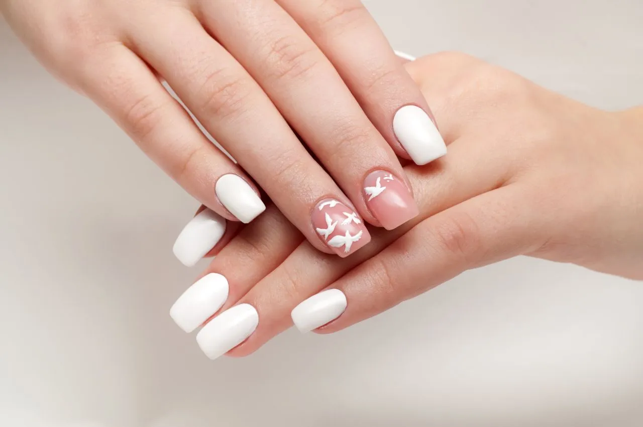Zdjęcie Manicure żelowy na czym polega? Odkryj sekrety trwałych paznokci
