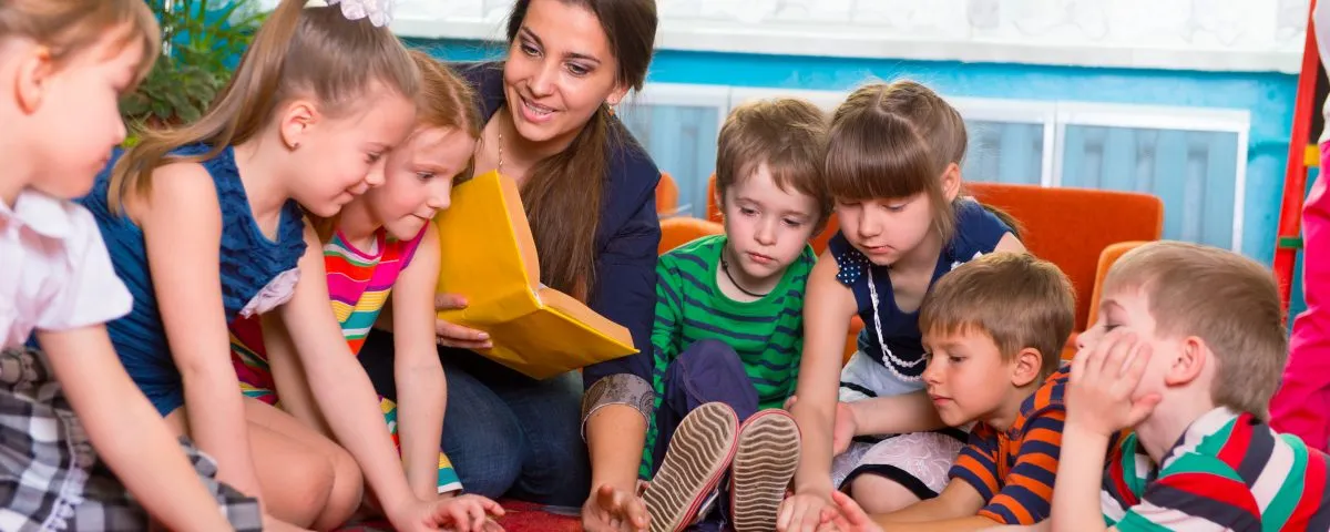 Zdjęcie Ile opiekunek w przedszkolu? Poznaj przepisy i normy zatrudnienia