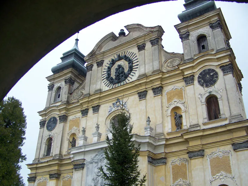 Zdjęcie Krosno sanktuarium: odkryj jego niezwykłą historię i godziny otwarcia