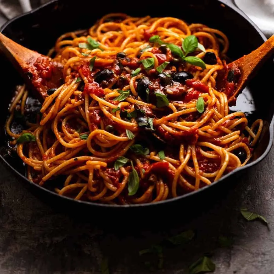 Zdjęcie Najlepsze przepisy na spaghetti alla puttanesca, które zachwycą smakiem