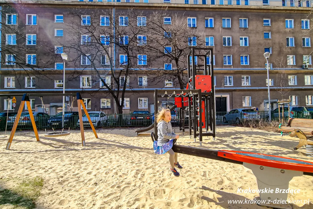 Zdjęcie Gdzie jest najbliższy plac zabaw? Znajdź idealne miejsce dla dzieci