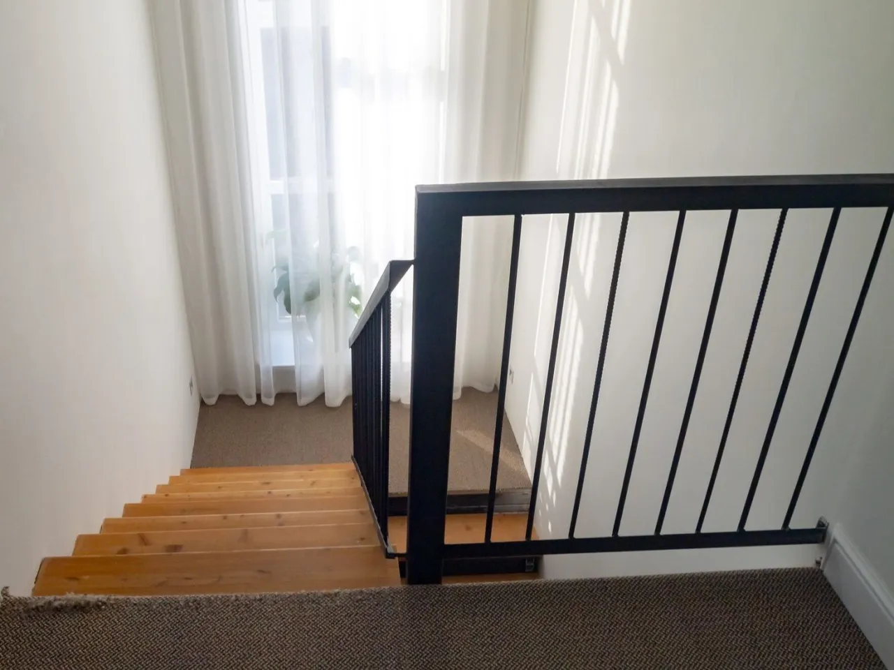 Zdjęcie Wysokość balustrady na schodach - kluczowe przepisy i normy bezpieczeństwa