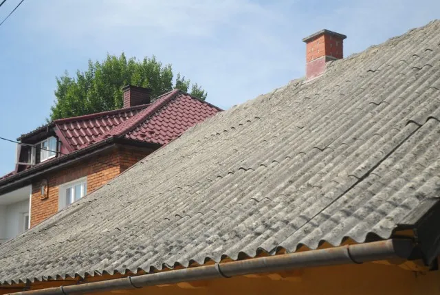 Zdjęcie Eternit na dachu do kiedy? Poznaj kluczowe terminy i uniknij kar