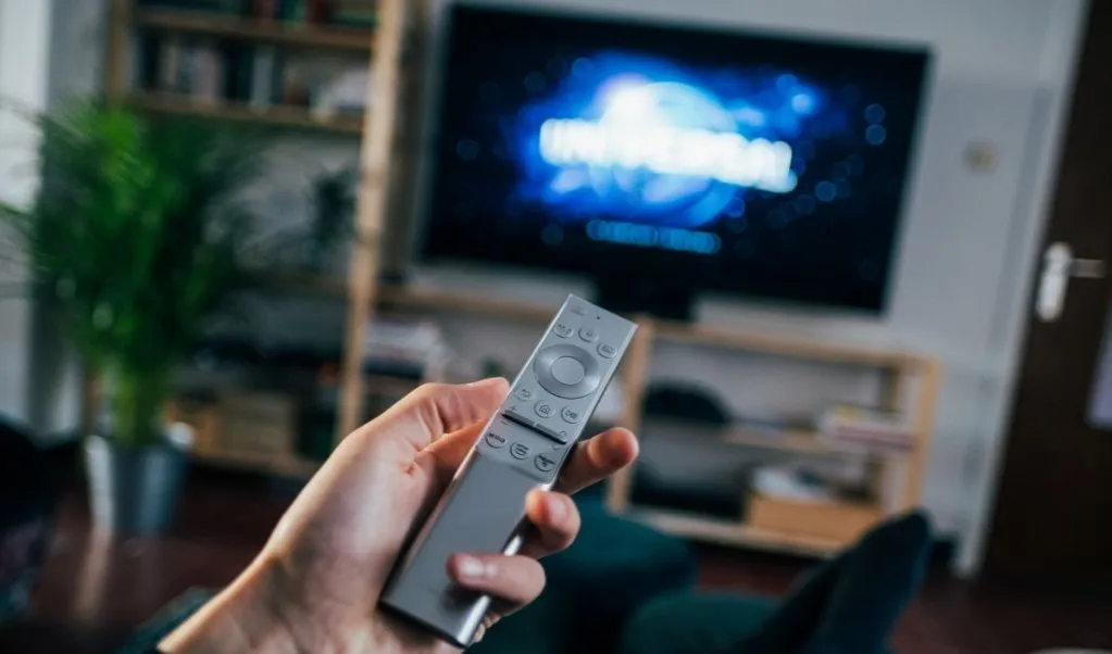 Zdjęcie Czy oglądanie telewizji po ciemku naprawdę szkodzi wzrokowi? Fakty i mity