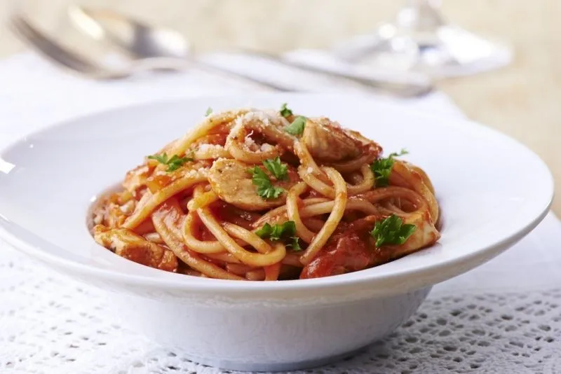 Zdjęcie Pyszne spaghetti z filetem z kurczaka - proste przepisy na obiad