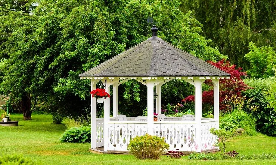 Zdjęcie Altana w ogrodzie: pozwolenie czy zgłoszenie? Sprawdź przepisy