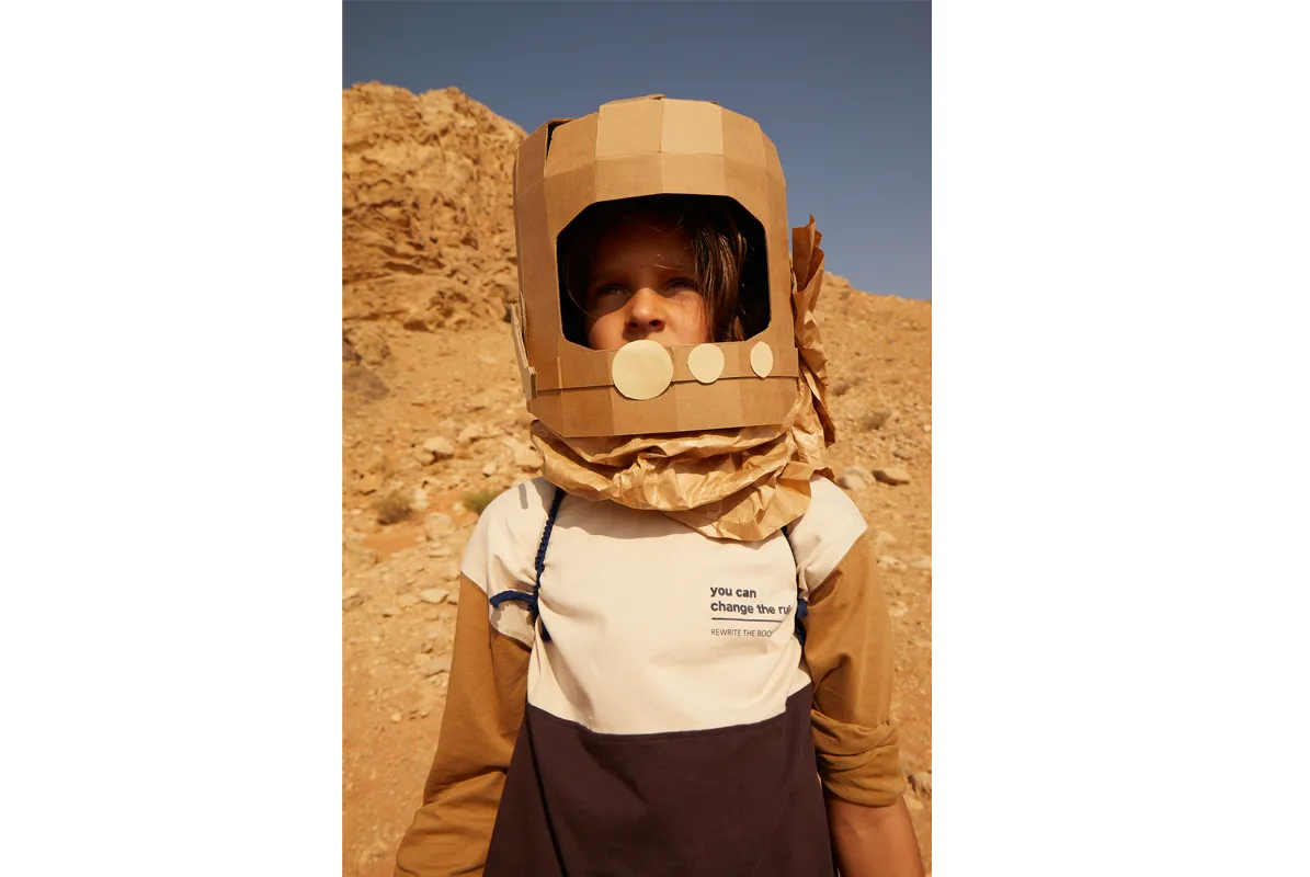 Zdjęcie Jak łatwo zrobić strój kosmonauty dla dziecka - krok po kroku