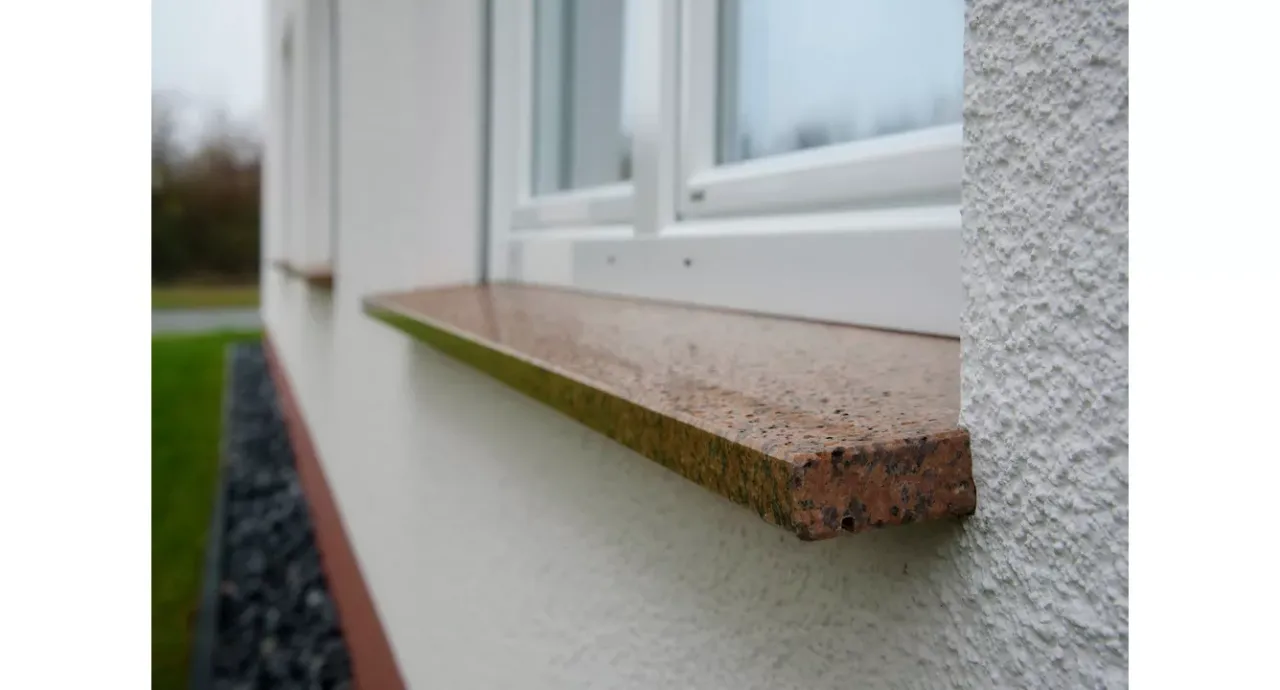 Zdjęcie Ile powinien wystawać parapet zewnętrzny granitowy dla skutecznej drenażu?