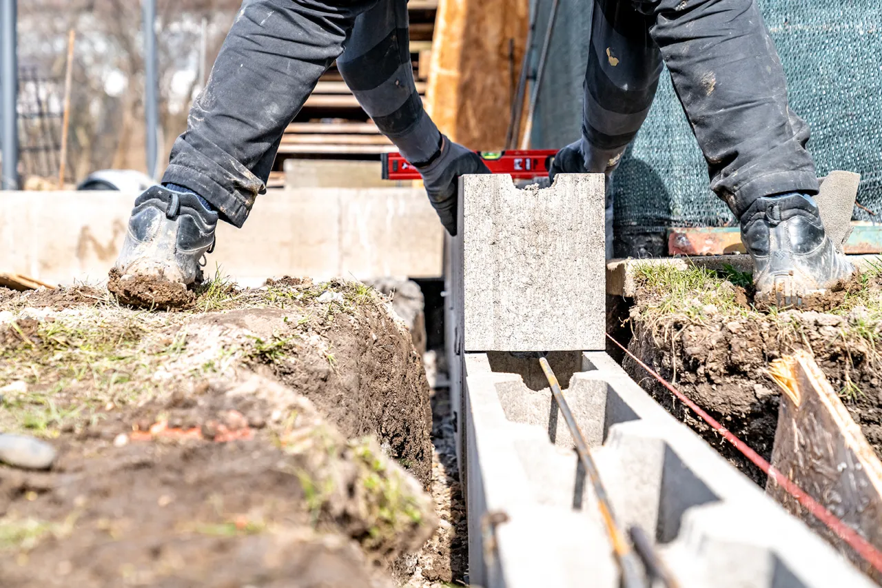Zdjęcie Jaki cement do murowania bloczków betonowych, aby uniknąć problemów?