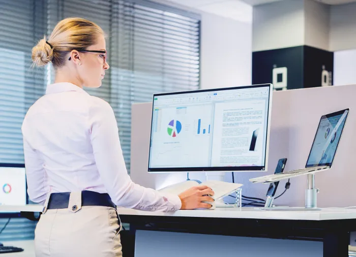 Zdjęcie Jak jasność monitora wpływa na komfort pracy i zdrowie oczu