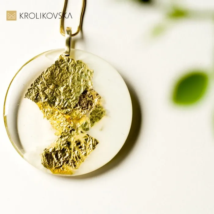 Zdjęcie Jak dobrać idealną biżuterię do sukienki bez dekoltu – porady i inspiracje